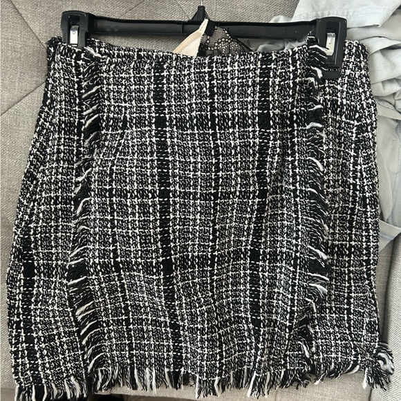 Black and white skirt - Picture 2 of 4